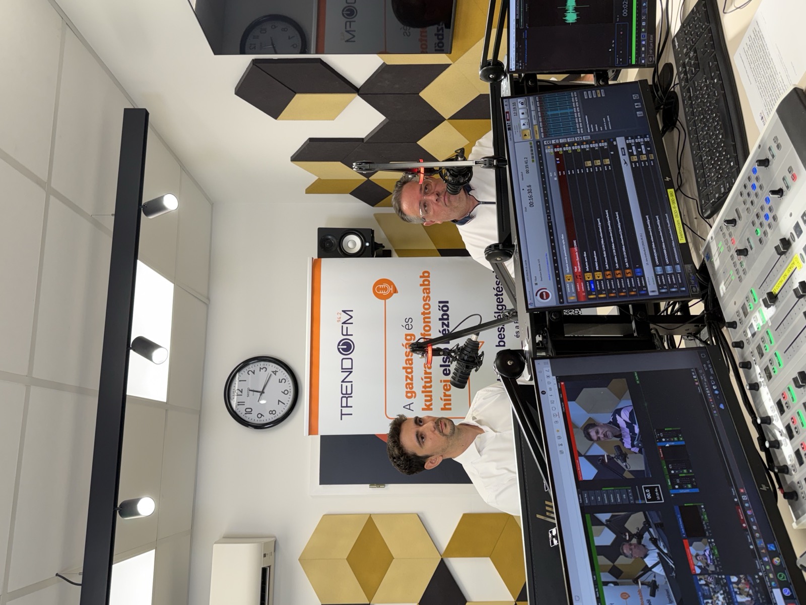 Adam Schmutz during the recording of the DigiTurismo podcast AI episode in the TREND FM studio | Adam Schmutz talking about the role of AI in tourism on the DigiTurismo podcast | Adam Schmutz with the DigiTurismo podcast hosts in the TREND FM studio