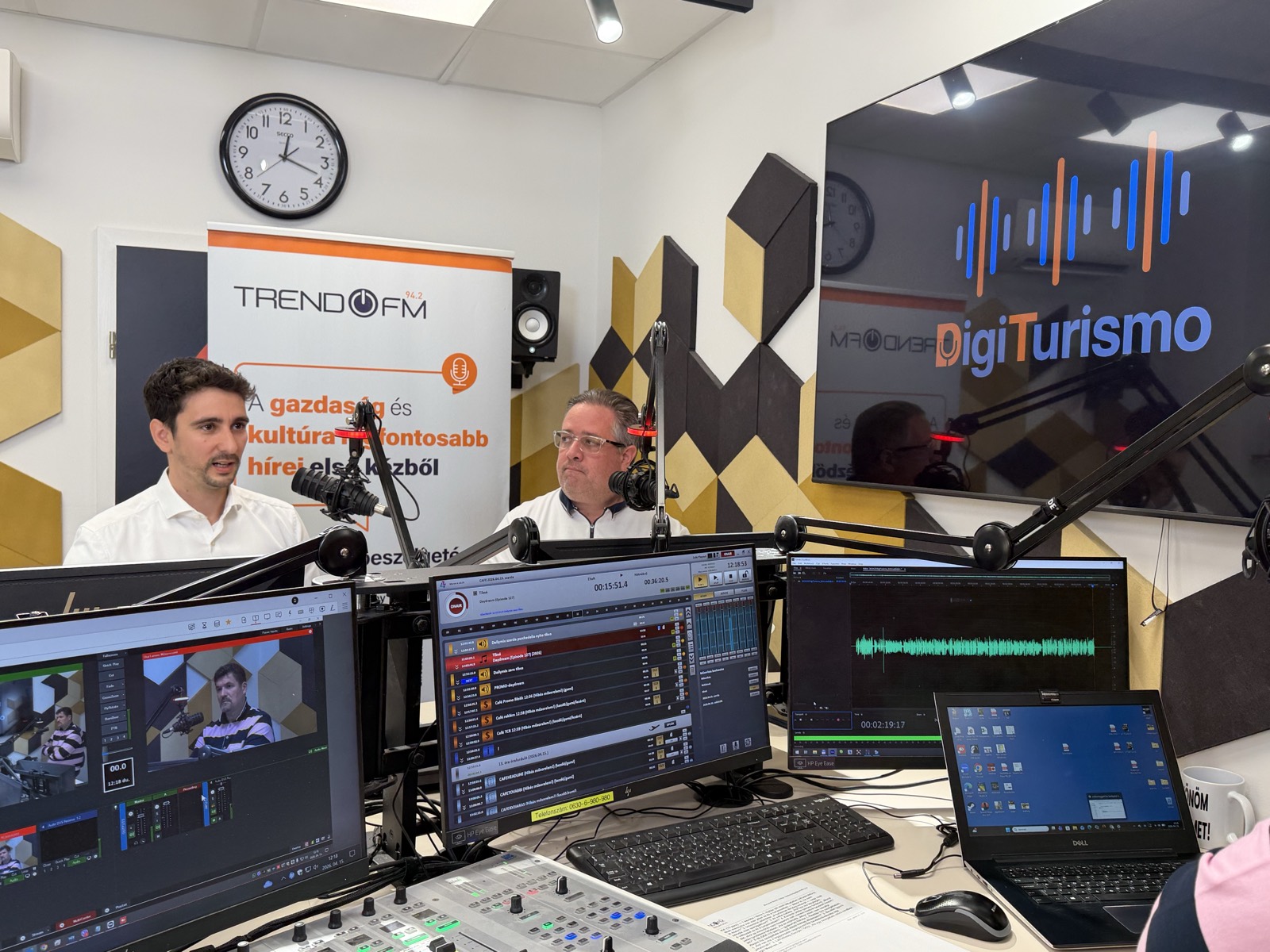 Adam Schmutz during the recording of the DigiTurismo podcast AI episode in the TREND FM studio | Adam Schmutz talking about the role of AI in tourism on the DigiTurismo podcast | Adam Schmutz with the DigiTurismo podcast hosts in the TREND FM studio